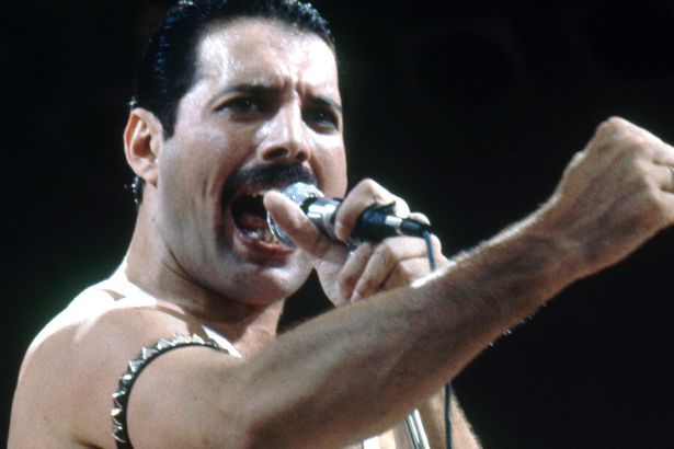 Freddie-Mercury-on-stage